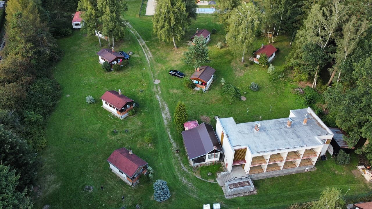 Zelený areál s chatkami Na Ratmírák