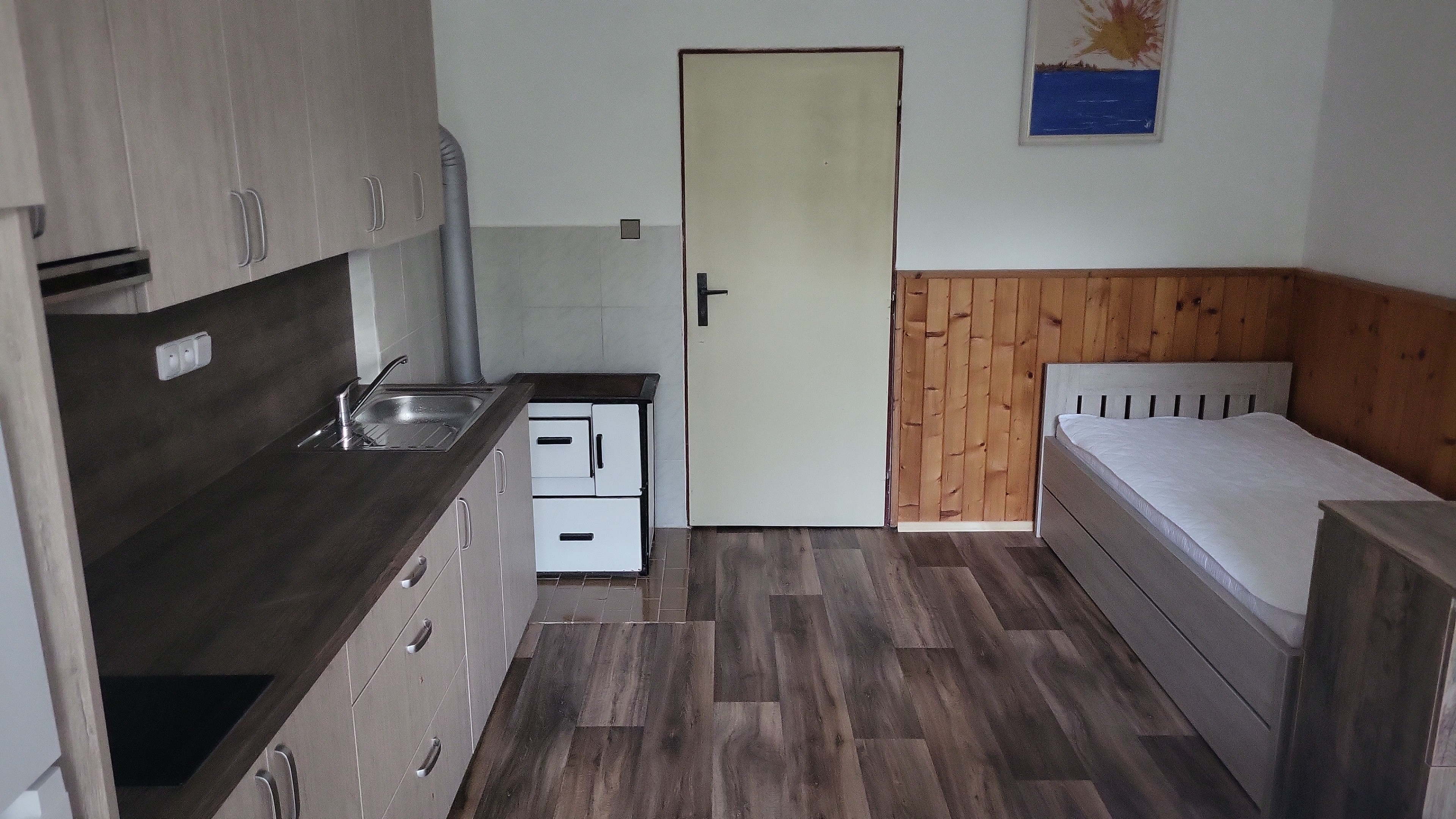 Pokoj s dřevěným obložením a lůžky